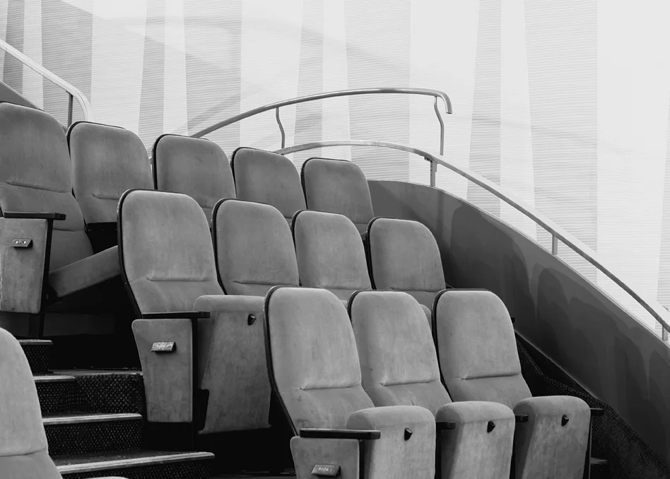 Ein Rang mit Bestuhlung im denkmalgeschützen Kaskade Kino in Kassel nach Umbau und Nutzungsänderung